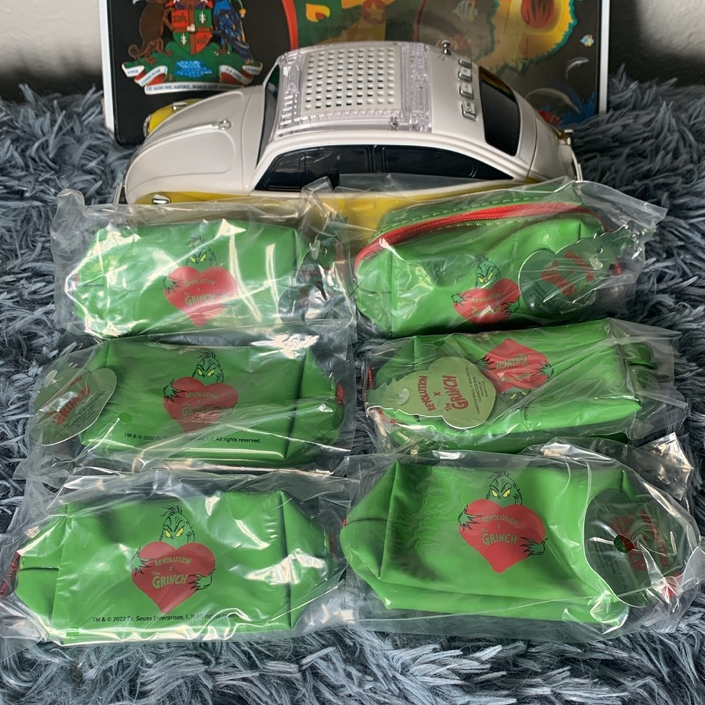 Revolution Green Grinch Cosmetic Bag with Red Zipper set of 2 - Picture 2 of 8
